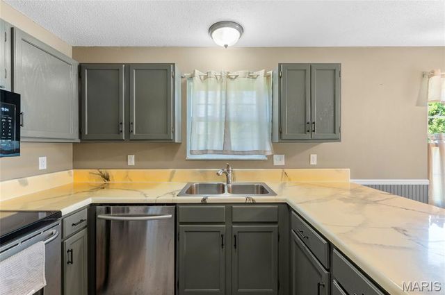 208 Fairington Drive, Troy, IL 62294