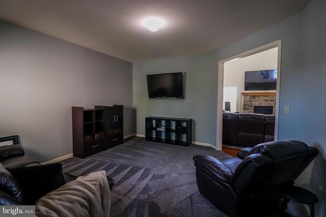 1279 AYLESBURY LN, York, PA 17404