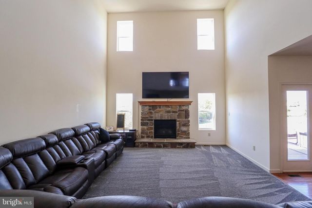 1279 AYLESBURY LN, York, PA 17404