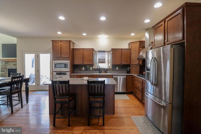 1279 AYLESBURY LN, York, PA 17404