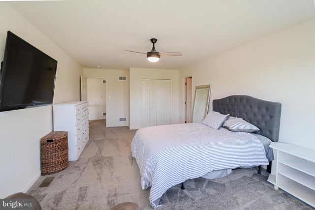 1279 AYLESBURY LN, York, PA 17404