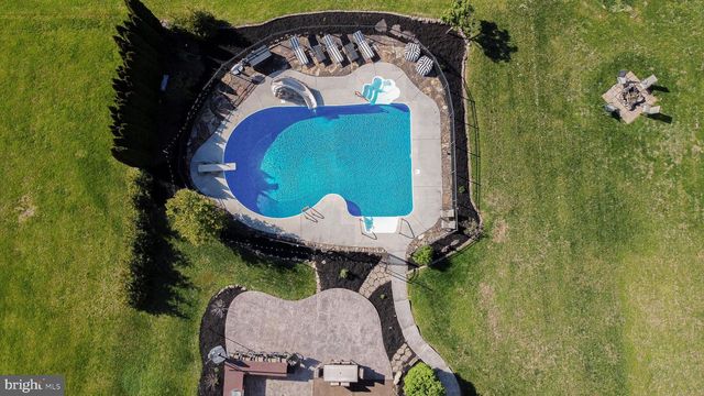 1279 AYLESBURY LN, York, PA 17404