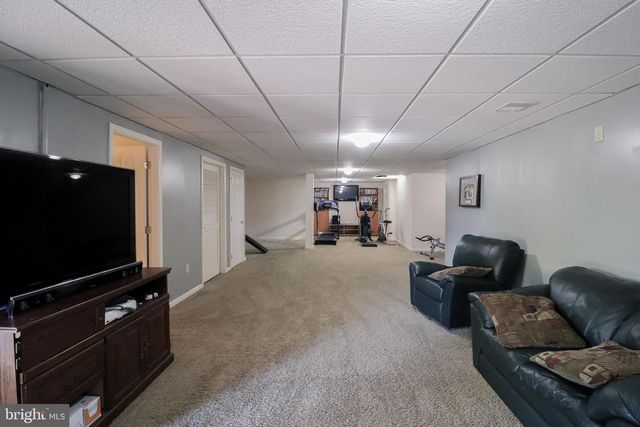 1279 AYLESBURY LN, York, PA 17404