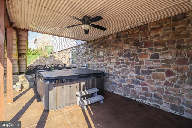 1279 AYLESBURY LN, York, PA 17404