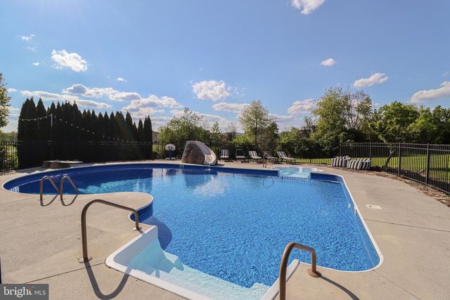 1279 AYLESBURY LN, York, PA 17404
