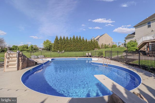1279 AYLESBURY LN, York, PA 17404