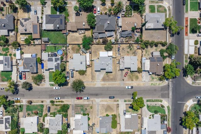 1625 W Pontiac Way, Fresno, CA 93705