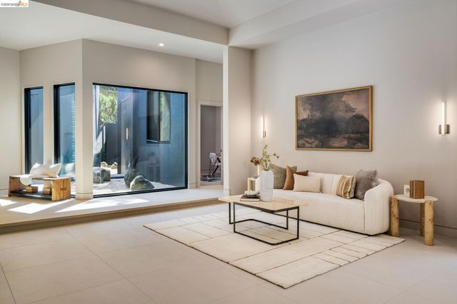 5645 Bacon Rd, Oakland, CA 94619