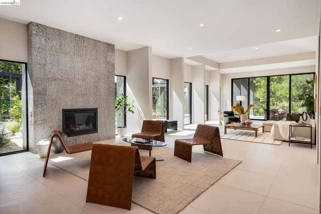 5645 Bacon Rd, Oakland, CA 94619