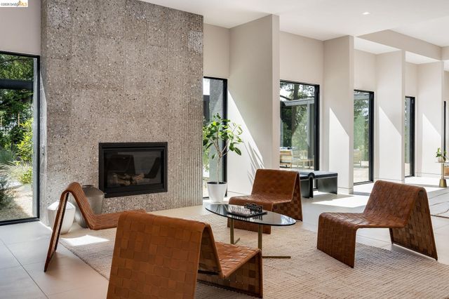 5645 Bacon Rd, Oakland, CA 94619