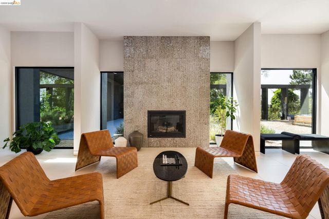 5645 Bacon Rd, Oakland, CA 94619