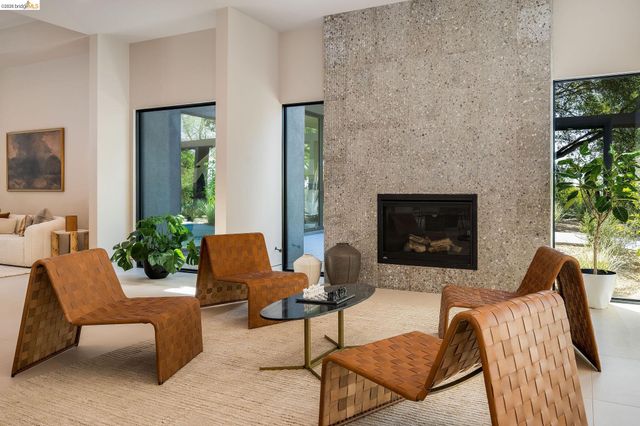 5645 Bacon Rd, Oakland, CA 94619