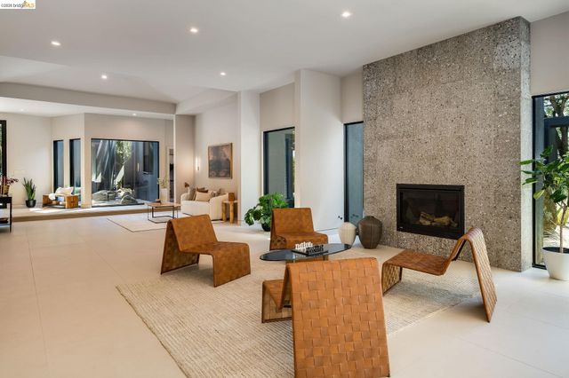 5645 Bacon Rd, Oakland, CA 94619