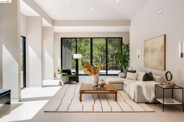 5645 Bacon Rd, Oakland, CA 94619