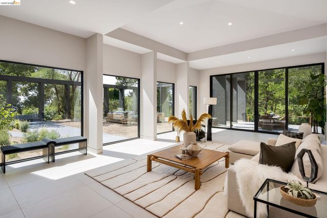 5645 Bacon Rd, Oakland, CA 94619