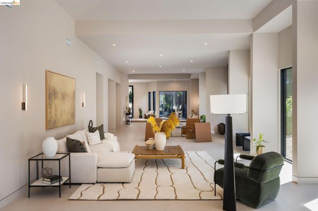 5645 Bacon Rd, Oakland, CA 94619