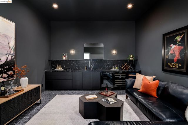 5645 Bacon Rd, Oakland, CA 94619