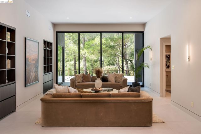 5645 Bacon Rd, Oakland, CA 94619