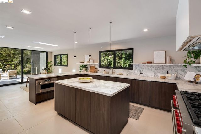 5645 Bacon Rd, Oakland, CA 94619