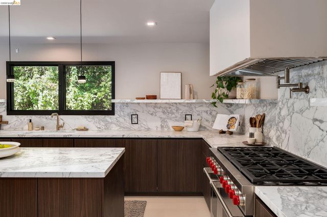 5645 Bacon Rd, Oakland, CA 94619