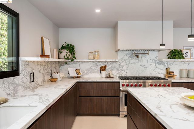 5645 Bacon Rd, Oakland, CA 94619