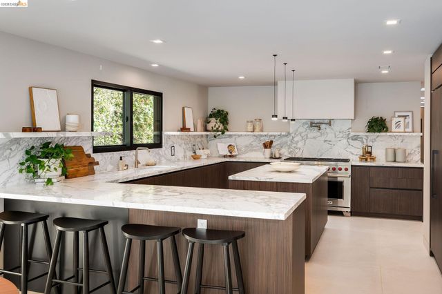 5645 Bacon Rd, Oakland, CA 94619