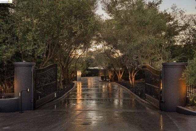 5645 Bacon Rd, Oakland, CA 94619