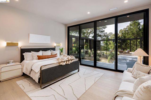 5645 Bacon Rd, Oakland, CA 94619