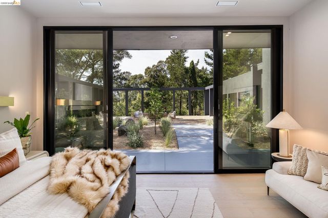 5645 Bacon Rd, Oakland, CA 94619