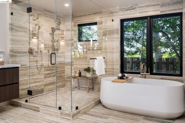 5645 Bacon Rd, Oakland, CA 94619