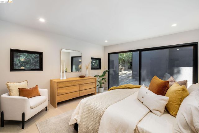 5645 Bacon Rd, Oakland, CA 94619