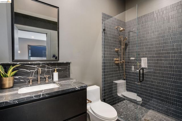 5645 Bacon Rd, Oakland, CA 94619