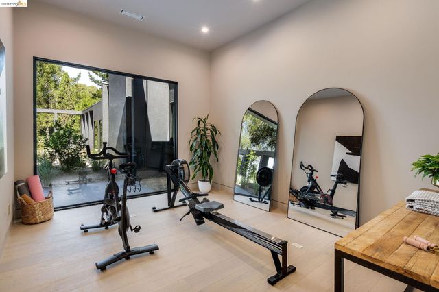 5645 Bacon Rd, Oakland, CA 94619