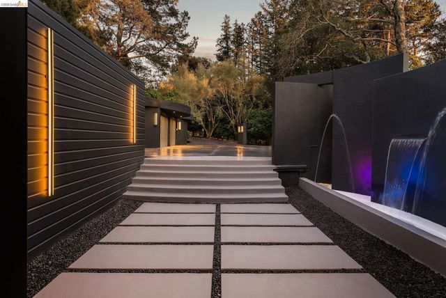 5645 Bacon Rd, Oakland, CA 94619