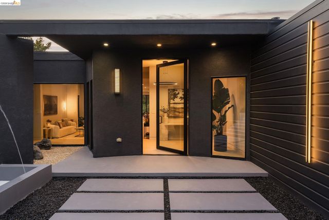 5645 Bacon Rd, Oakland, CA 94619