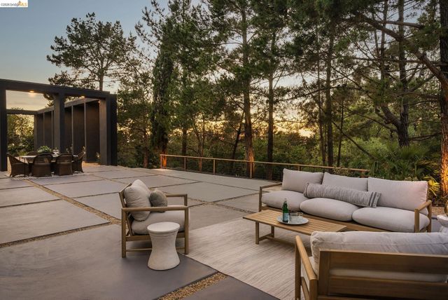 5645 Bacon Rd, Oakland, CA 94619