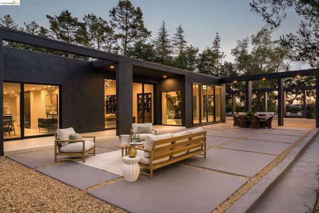 5645 Bacon Rd, Oakland, CA 94619