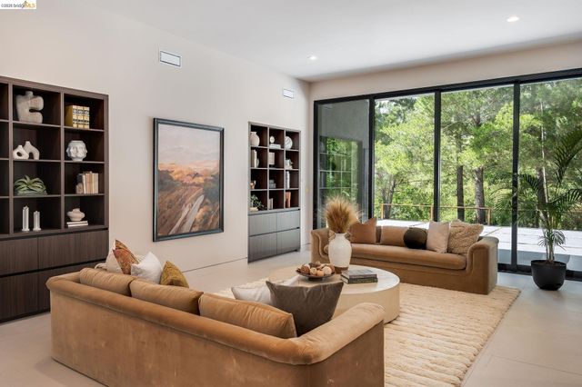 5645 Bacon Rd, Oakland, CA 94619