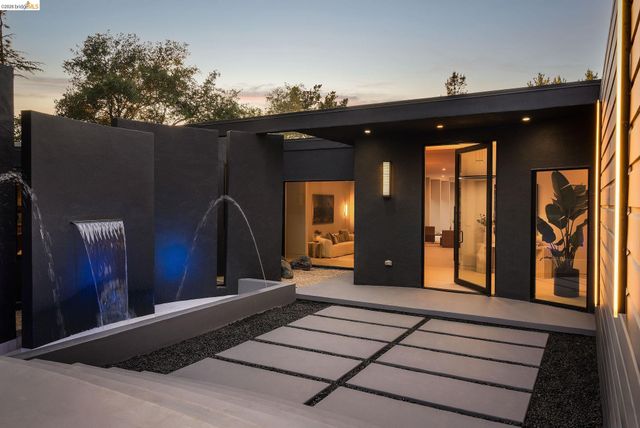 5645 Bacon Rd, Oakland, CA 94619