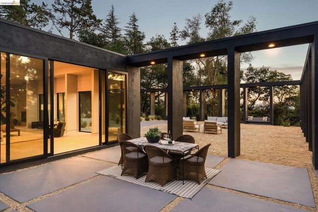 5645 Bacon Rd, Oakland, CA 94619