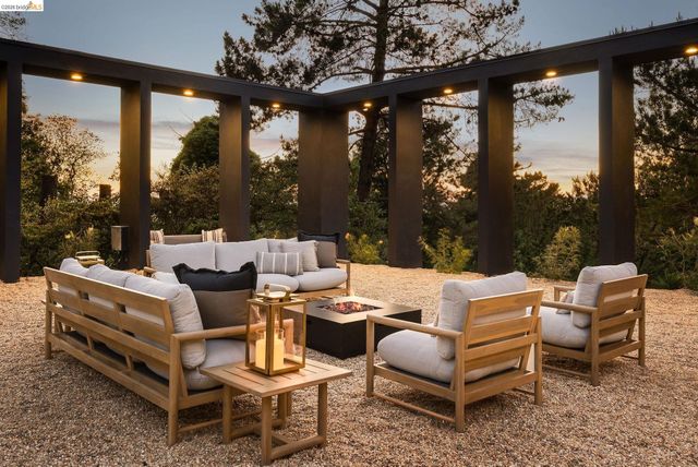 5645 Bacon Rd, Oakland, CA 94619