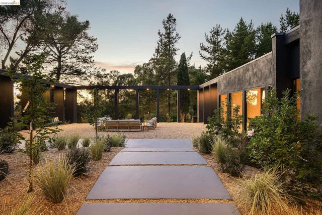 5645 Bacon Rd, Oakland, CA 94619