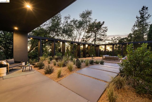 5645 Bacon Rd, Oakland, CA 94619