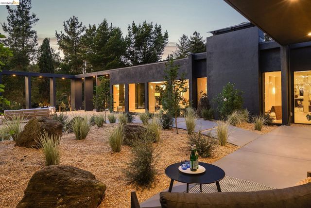 5645 Bacon Rd, Oakland, CA 94619