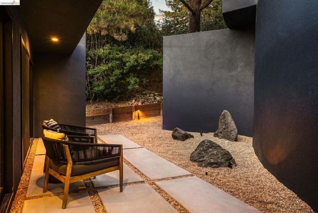 5645 Bacon Rd, Oakland, CA 94619