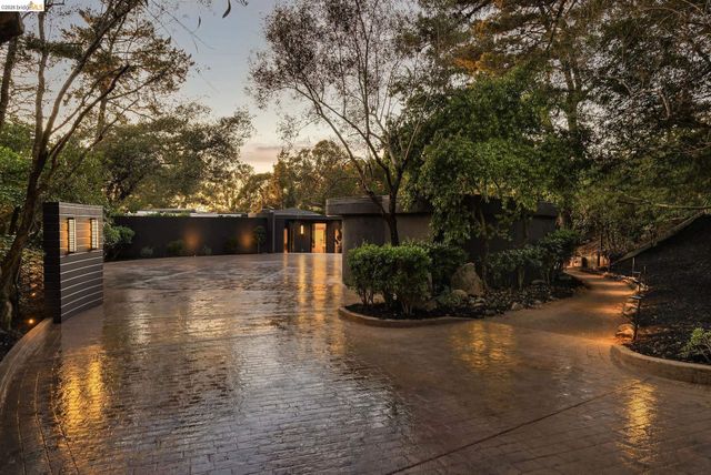 5645 Bacon Rd, Oakland, CA 94619