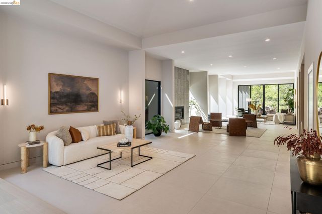 5645 Bacon Rd, Oakland, CA 94619