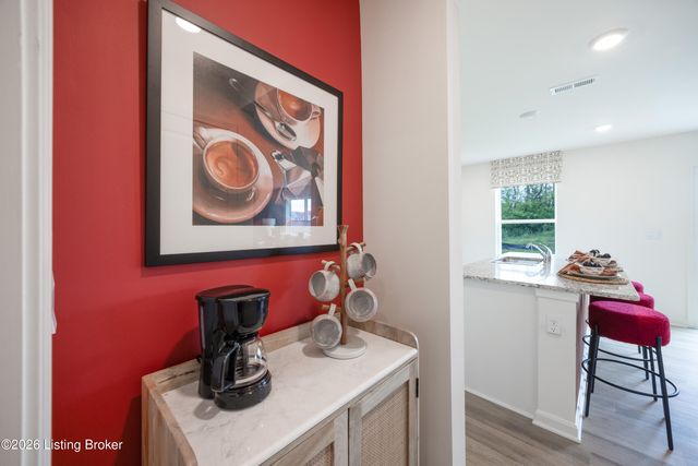 8108 Cedar Meadows Ln, Louisville, KY 40228