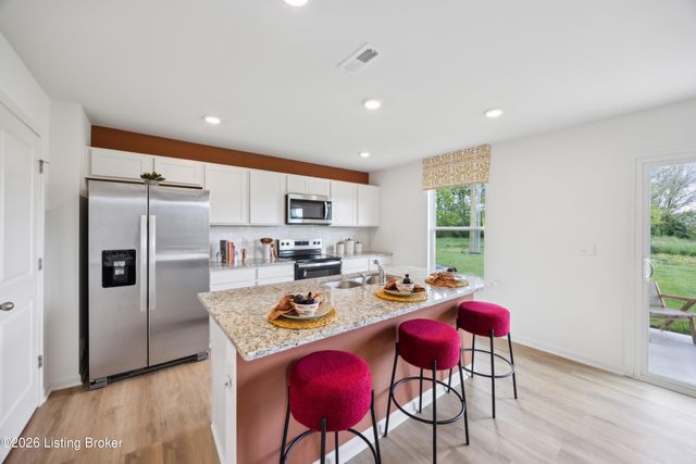 8108 Cedar Meadows Ln, Louisville, KY 40228