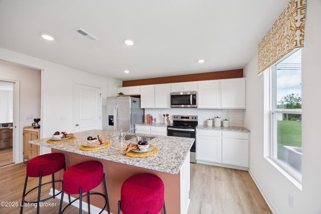 8108 Cedar Meadows Ln, Louisville, KY 40228